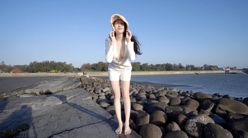 ▲御姐強尼換上深V緊身連身短褲，胸前雄偉雙峰毫無保留地曬出。（圖／翻攝自YouTube頻道「御姐強尼Ms. Johnny2.0」）