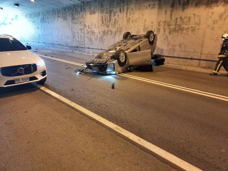 基隆萬瑞快速道路一台銀色休旅車在隧道內自撞，駕駛與乘客受擦挫傷，幸無生命危險（圖／翻攝畫面）