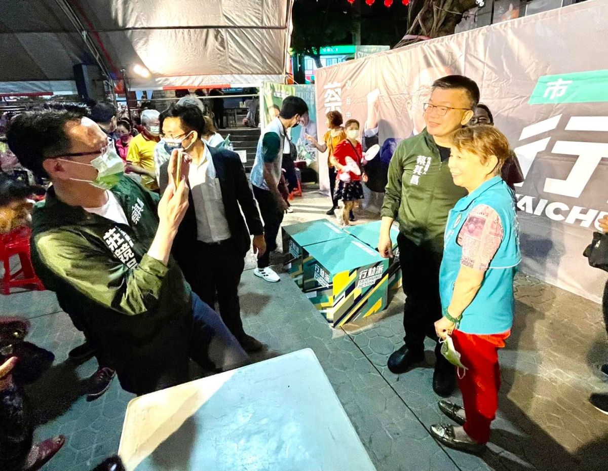 ▲蔡其昌人氣爆棚，莊競程充當攝影官協助拍攝合照。（圖／翻攝自莊競程臉書）