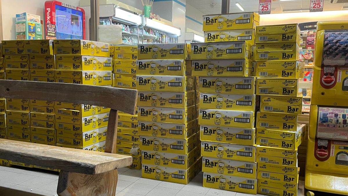 ▲有網友分享，某間7-11擺在外頭的啤酒長城，結果地點曝光後讓大家笑嘲「這很正常啊！」（圖／爆廢公社二館）