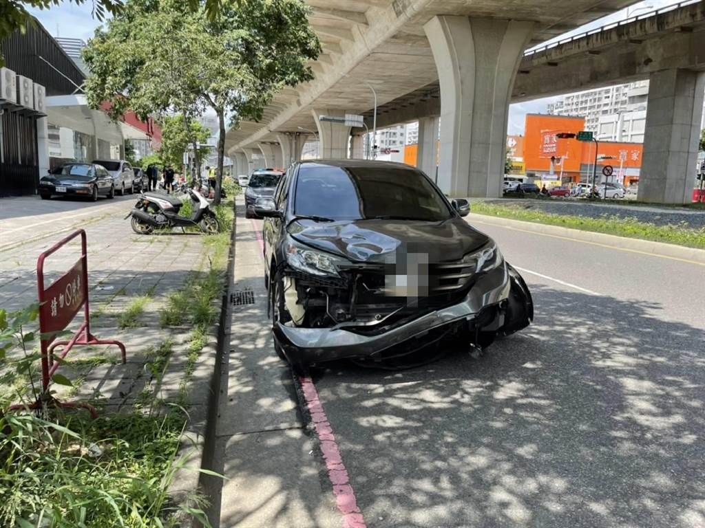 ▲男騎士疑因闖紅燈，導致直行轎車煞車不及，迎面撞上。（圖／翻攝畫面）