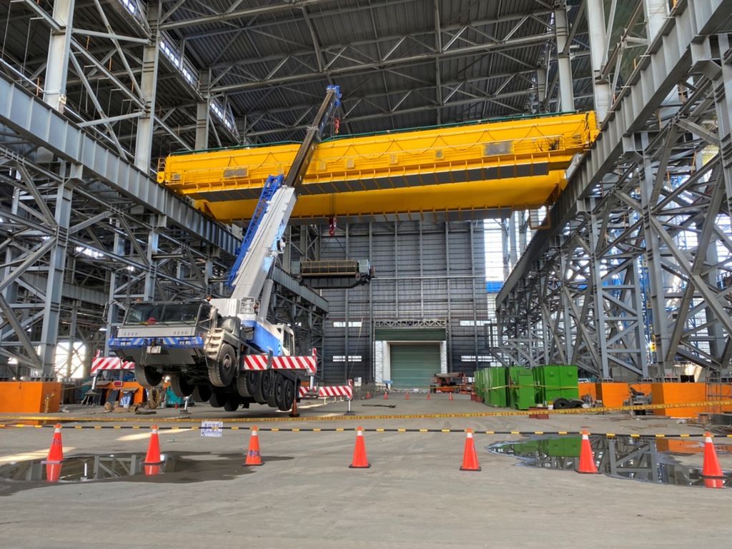 ▲因吊車突然倒向橋式起重機，導致一名潘姓工人從20公尺高處墜地死亡。（圖／翻攝畫面）