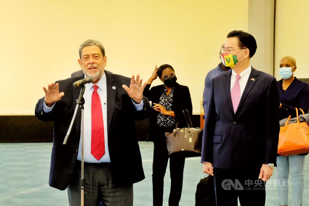 ▲聖文森及格瑞那丁總理龔薩福（Ralph Gonsalves）（左）應邀訪台，班機在7日早上抵達桃園國際機場，龔薩福在桃機發表談話，呼籲中共停止在台海一帶所有軍演，不能以美國聯邦眾議院議長裴洛西訪台作為軍事演習藉口。前右為外交部長吳釗燮。（圖／中央社記者吳睿騏桃園機場攝 111年8月7日）