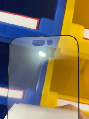 ▲國外科技部落客號稱取得iPhone 14 Pro螢幕保護貼的照片，照片內可以看到預留了兩了開孔，對應外傳的驚嘆號造型的新螢幕設計。（圖／翻攝網路）
