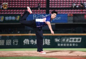▲「前男團」偶像成員風田為統一獅擔任開球嘉賓(圖/統一獅球團提供) ▲「前男團」偶像成員風田為統一獅擔任開球嘉賓(圖/統一獅球團提供)