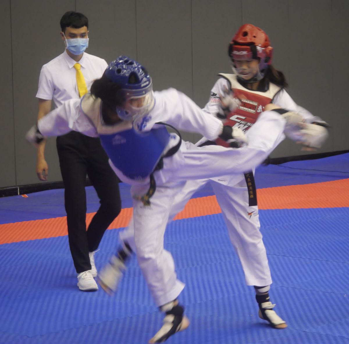 ▲台中市大雅國小的黃家妘(左)狼裂帶傷上陣奪冠。大會提供