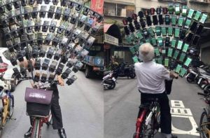 ▲寶可夢阿伯陳三元騎乘腳踏車，以多支手機同時抓寶聞名。（圖/爆料公社公開版）