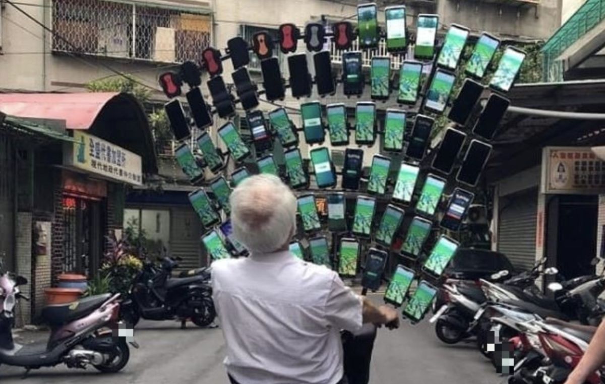 ▲寶可夢阿伯陳三元騎乘腳踏車，以多支手機同時抓寶聞名。（圖/爆料公社公開版）