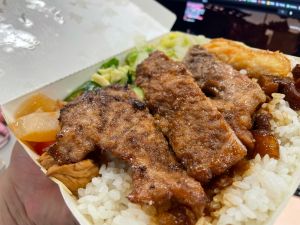 ▲便當。(圖/記者張嘉哲攝) ▲原PO好奇「這七年來什麼漲價最有感」,貼文一出,房價竟然不是第一,網友全喊「便當」。(示意圖/記者張嘉哲攝)