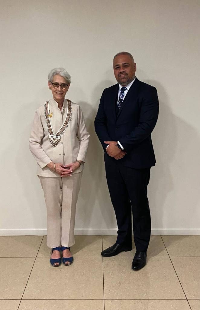 ▲美國副國務卿雪蔓（左）率團訪問太平洋島國，她7日在索羅門群島會晤紐西蘭防長（右）。（圖取自twitter.com/DeputySecState）