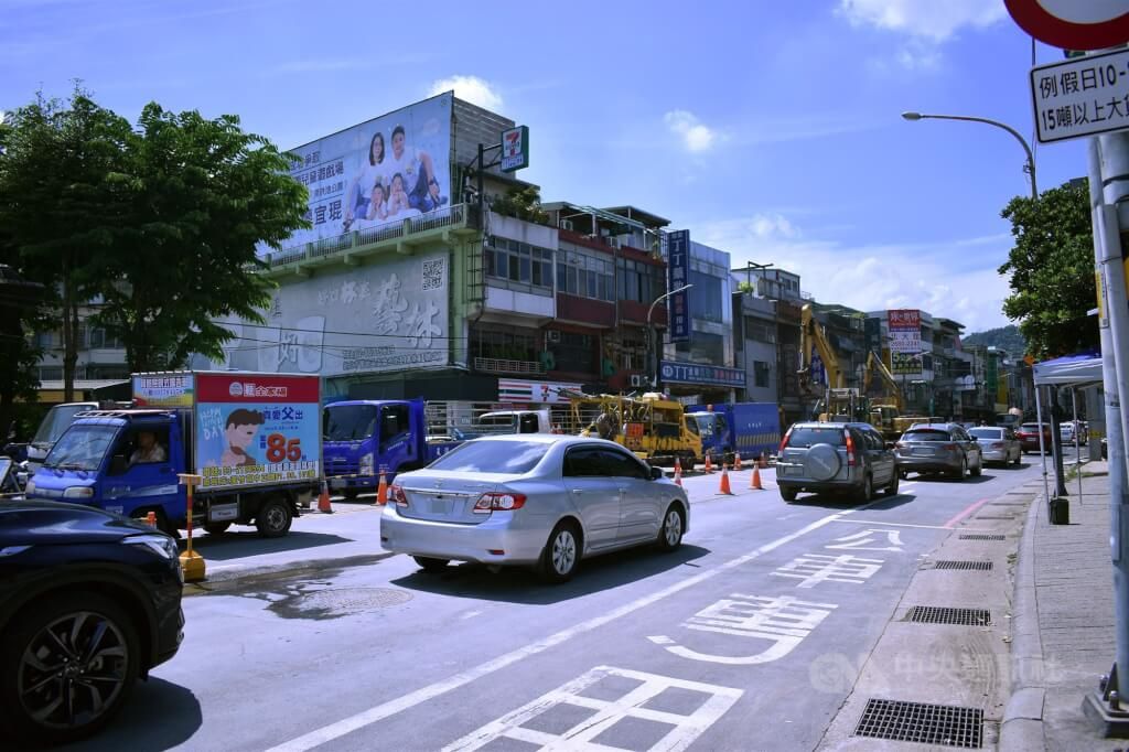 ▲鶯歌區文化路6日水管破裂，停水住戶已全面恢復供水，道路也在8日早上恢復通車。中央社記者高華謙攝 111年8月7日