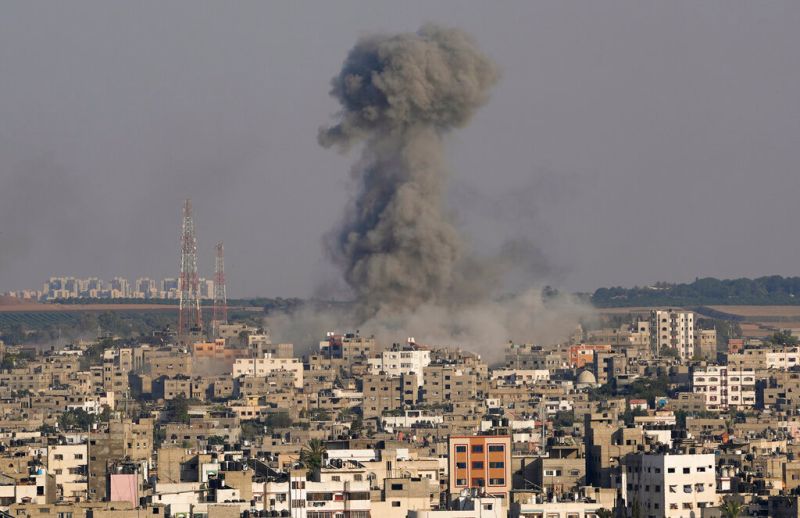 ▲圖為以色列7日空襲加薩地區，周圍升起濃煙。（圖／美聯社／達志影像）
