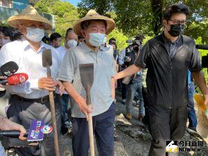 ▲陳時中赴貓空採竹筍。（圖／記者黃宣尹攝，2022.08.08）