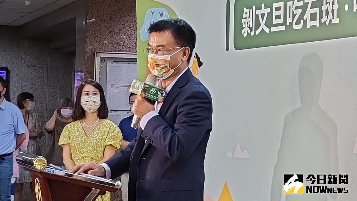 ▲農委會主委陳吉仲說明，自今起至9月30日，民眾凡於指定通路購買文旦、石斑魚、白帶魚、竹筴魚、午仔魚、台灣鯛等六項農漁產品，單筆消費滿600元以上，就有機會可以抽200元農遊券一張。（圖／記者許若茵攝，2022.08.08）