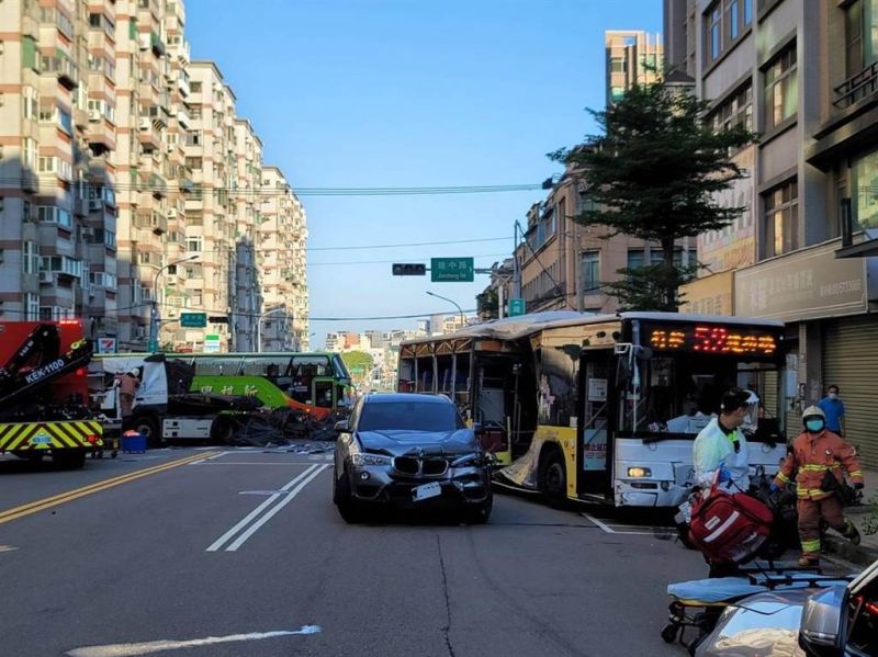 新竹市拖板車路口迴轉撞上公車！釀3車追撞　6人受傷送醫

