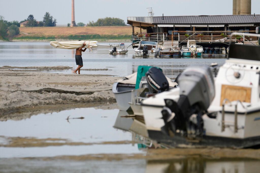 ▲今夏肆虐歐洲的熱浪不僅帶來破紀錄高溫和烤焦的田野，義大利波河也因乾旱水量超低。（圖／美聯社／達志影像）