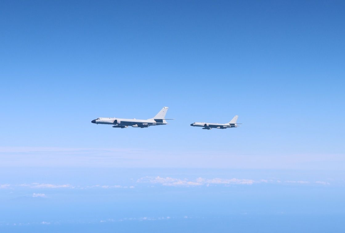 ▲外媒指出，共機11日多次短暫越過海峽中線。(圖／中國國防部)