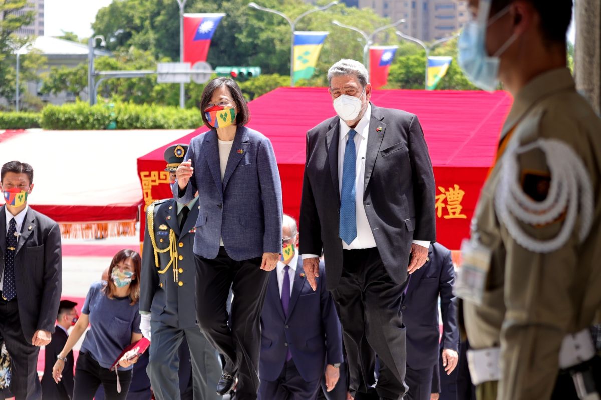 ▲友邦聖文森總理龔薩福訪台，總統蔡英文以軍禮迎接。（圖／總統府提供）