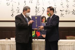 聖文森總理龔薩福率團來訪,並與我國簽署相關司法合作協定,以及「高等教育合作意向書」,總統蔡英文見證。 ▲聖文森總理龔薩福率團來訪,並與我國簽署相關司法合作協定,以及「高等教育合作意向書」,總統蔡英文見證。(圖/總統府提供)