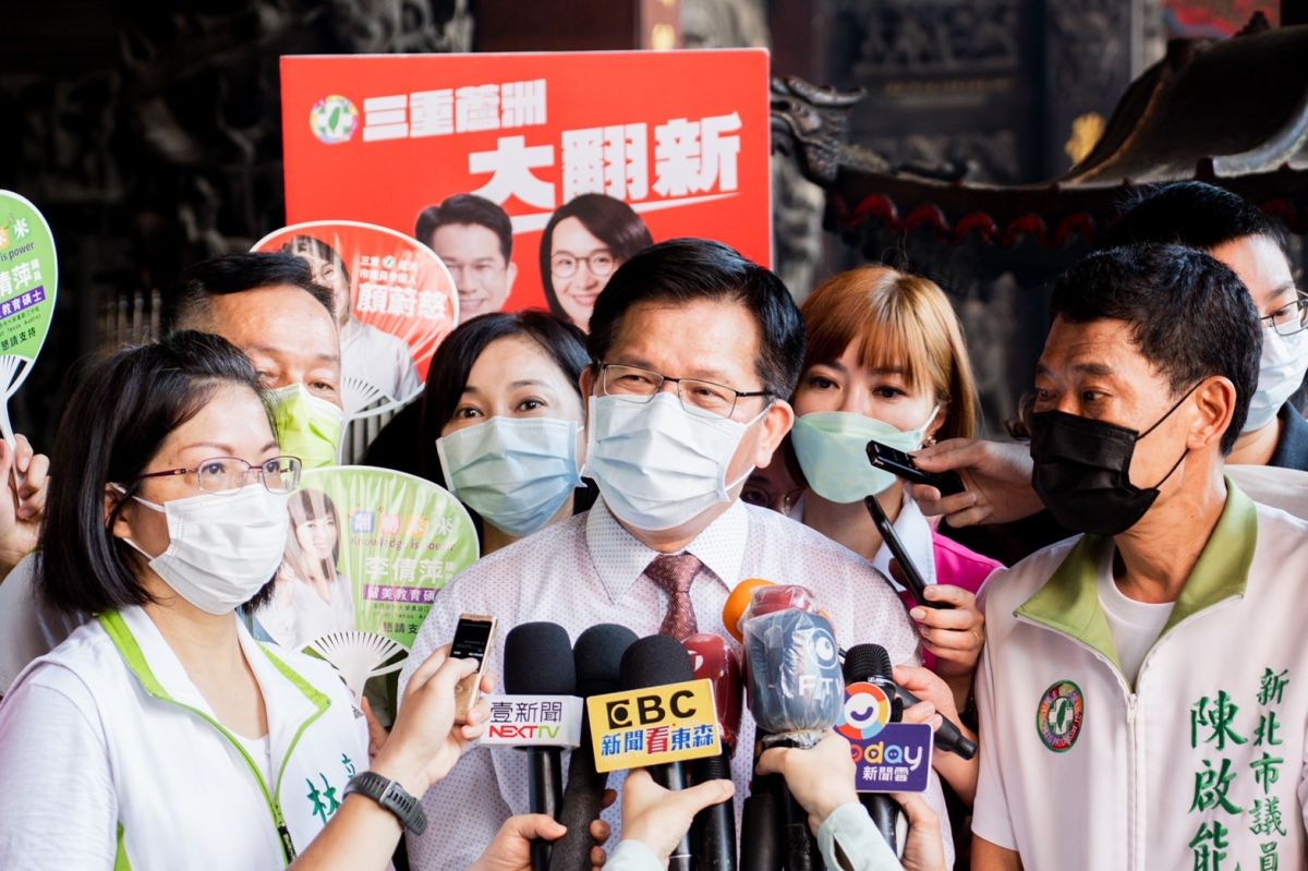 ▲林佳龍前往蘆洲湧蓮寺參香，受訪時表示希望年底18歲公民權修憲案可以通過，讓未來18歲年輕人也有投票權。（圖／林佳龍競選辦公室提供）