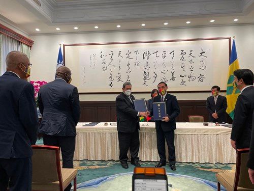 ▲總統蔡英文見證下,法務部蔡清祥與友邦「聖文森及格瑞那丁」總理兼司法部長龔薩福簽署「刑事司法互助條約」及「移交受刑人條約」(圖/法務部提供,2022.08.08)