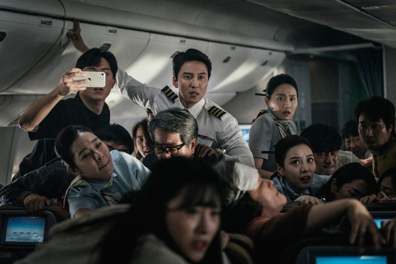 韓版憲哥空中發病「我怕死在飛機上」！空姐廣播急找醫生
