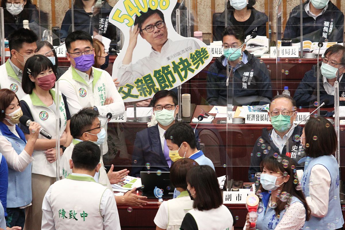 ▲高雄市議會國民黨團拿著「54088父親節快樂」的看板送給高雄陳其邁，並持著多把泡泡機，在現場吹起泡泡。（圖／記者鄭婷襄攝，2022.08.08）