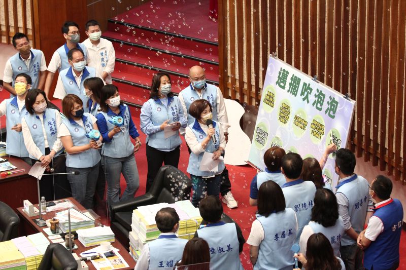 ▲國民黨團在議事廳大吹泡泡,酸陳其邁是泡泡市長。(圖/記者鄭婷襄攝,2022.08.08)