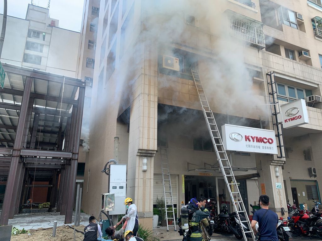 ▲警消入內後，迅速將2名傷者救出，目前皆已送往醫院搶救。（圖／翻攝畫面）