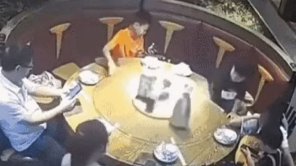 ▲有網友分享，在中國有家長不顧屁孩玩餐廳轉盤，結果釀成悲劇，甚至要提告店家。（圖／爆廢公社）