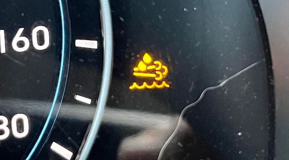 ▲有網友近日分享，他駕駛的車子儀表板突然亮起一顆橘黃燈，圖示樣貌相當特殊，不過由於該號誌不常見，自己在網路上也始終找不到答案，於是發文求解。（圖／翻攝自爆廢公社）