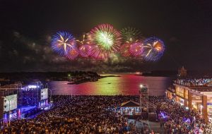 將軍吼活動2天煙火總發數共計52,548發,運用於各220公尺的將軍漁港南、北外堤媲美國際煙火 ▲將軍吼活動2天煙火總發數共計52,548發,運用於各220公尺的將軍漁港南、北外堤媲美國際煙火(圖/台南市觀旅局提供)
