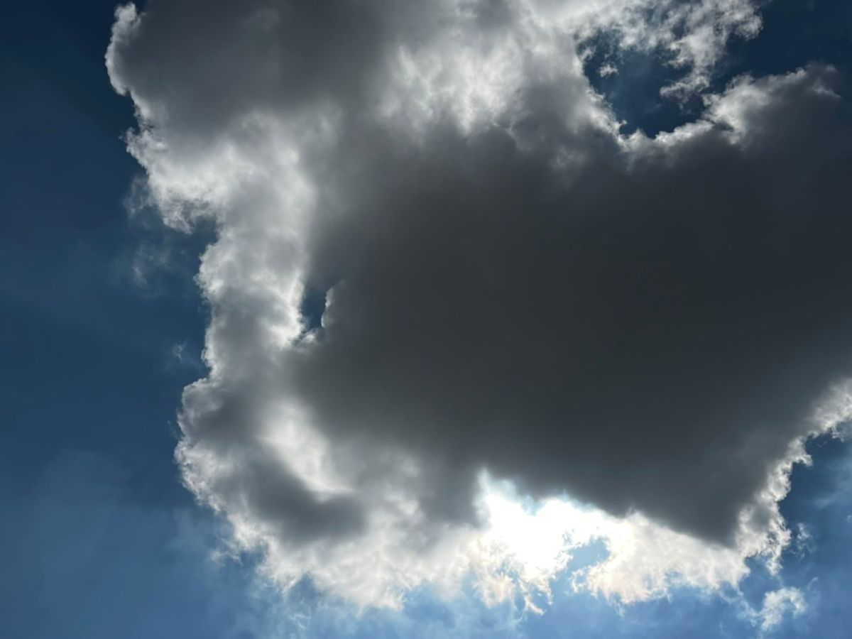 ▲中央氣象局預估，明後兩天受到南方雲系北移影響，花東地區及恆春半島可能有局部短暫雷陣雨，局部地區不排除有較大雨勢發生機率，請民眾留意。（圖／張勵德攝）