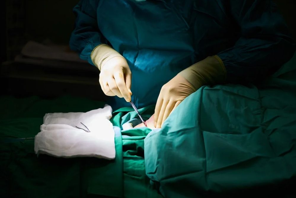 ▲法醫驗屍後，認定張男應是在住院期間進食時被噎死，與邱男打人無因果關係，故法官改以傷害罪判處邱男10月有期徒刑。（示意圖／翻攝pixabay）