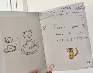 ▲郭彥均女兒在卡片上許願，表示想養兩隻小貓。（圖/翻攝自郭彥均臉書）