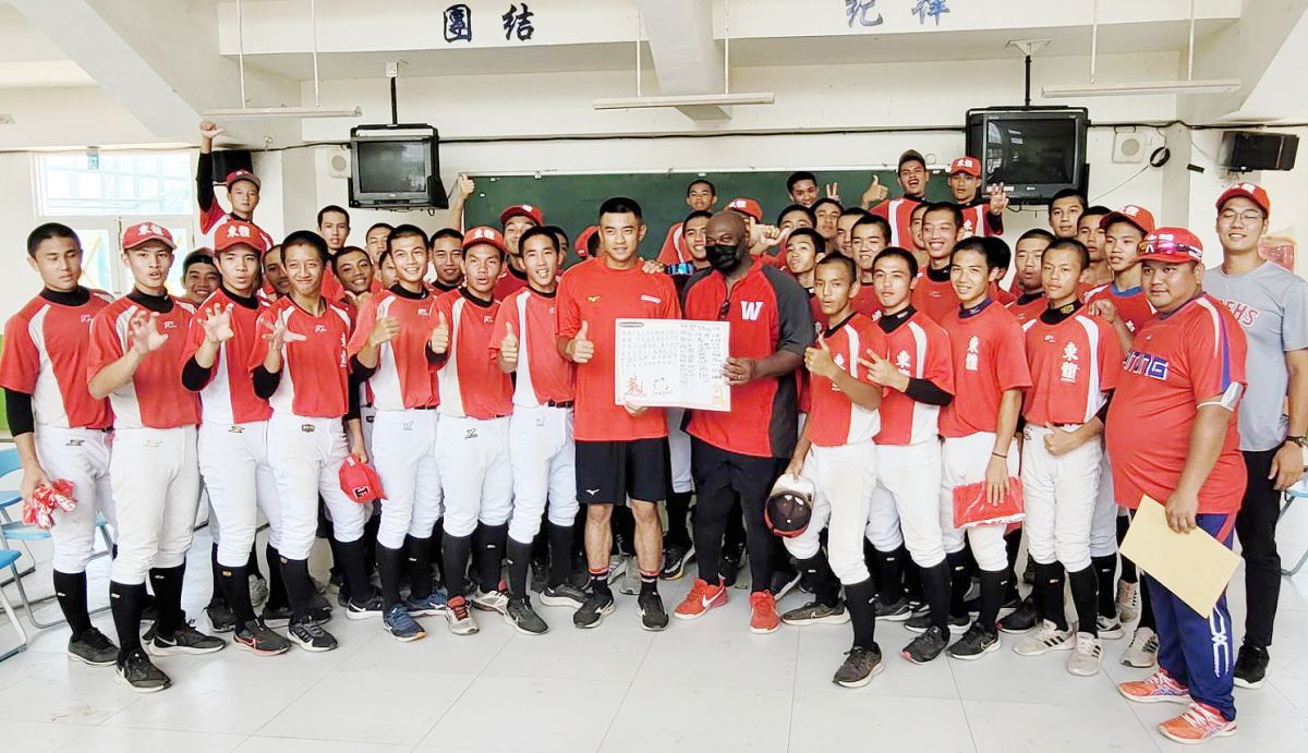 ▲味全龍前進台東體中。（圖／味全龍提供）