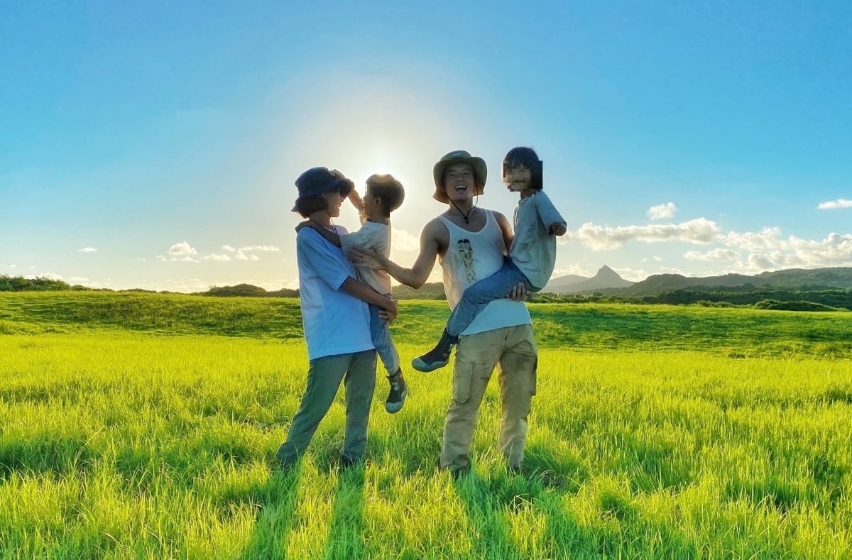 ▲宥勝（右二）帶兒女環島。（圖／喜鵲娛樂提供）