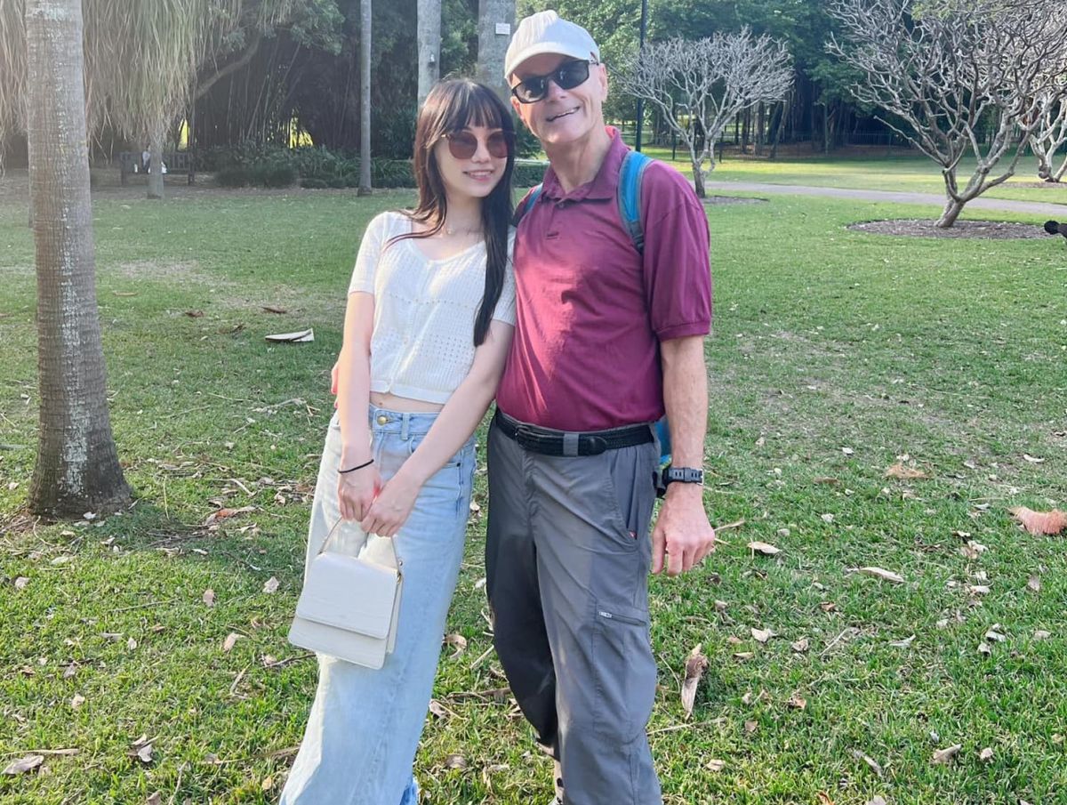 ▲黑嘉嘉在個人社群分享與爸爸的合照，開心慶祝父親節，超仙形象再度讓粉絲們暴動，留言區歪樓狂刷「岳父節快樂」。（圖／翻攝自黑嘉嘉臉書粉專）