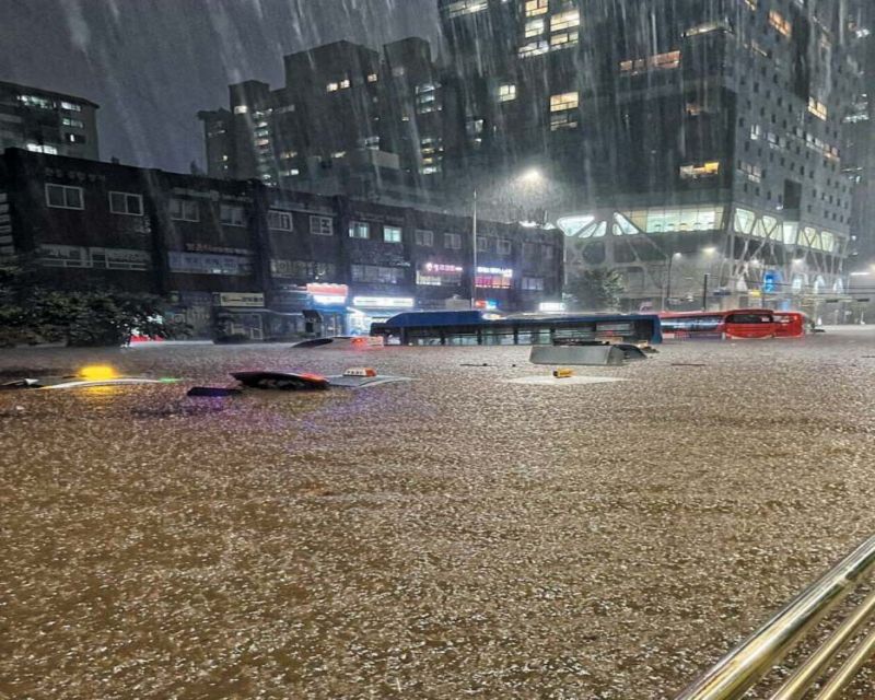 ▲韓國首都圈8日晚間降下暴雨，首爾和仁川多地受災。（圖／翻攝自朝鮮日報）
