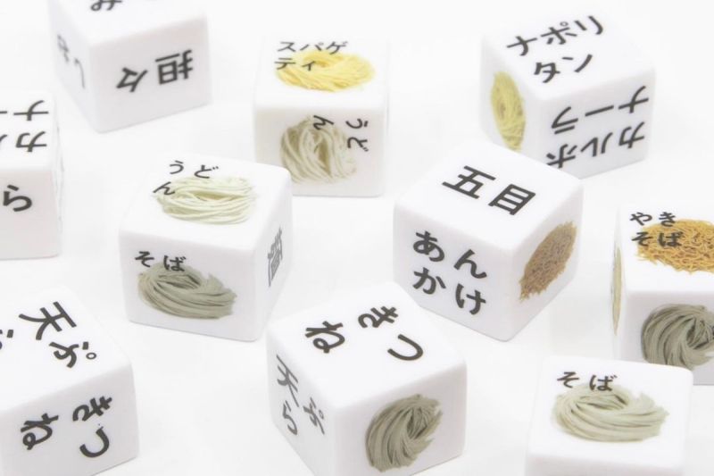 ▲日本一名設計師日前推出「六麵骰子」趣味扭蛋，幫助有選擇困難症的民眾能馬上找出中餐或晚餐該吃什麼。（圖／IG帳號shiragaigarashi）