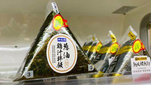 美國友人逛台灣超商!他驚見「御飯糰1口味」秒變臉 全場爆共鳴