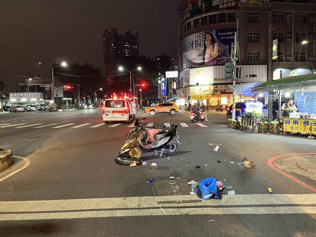 ▲高雄市鳳山區昨（8）日晚間8點多發生一起死亡車禍，1位陳姓男騎士騎機車行經五甲路、凱旋路口，疑似因未注意車前狀況，從後追撞當時正在路口停等紅燈的外送員，結果陳男傷重不治。（圖／翻攝畫面）