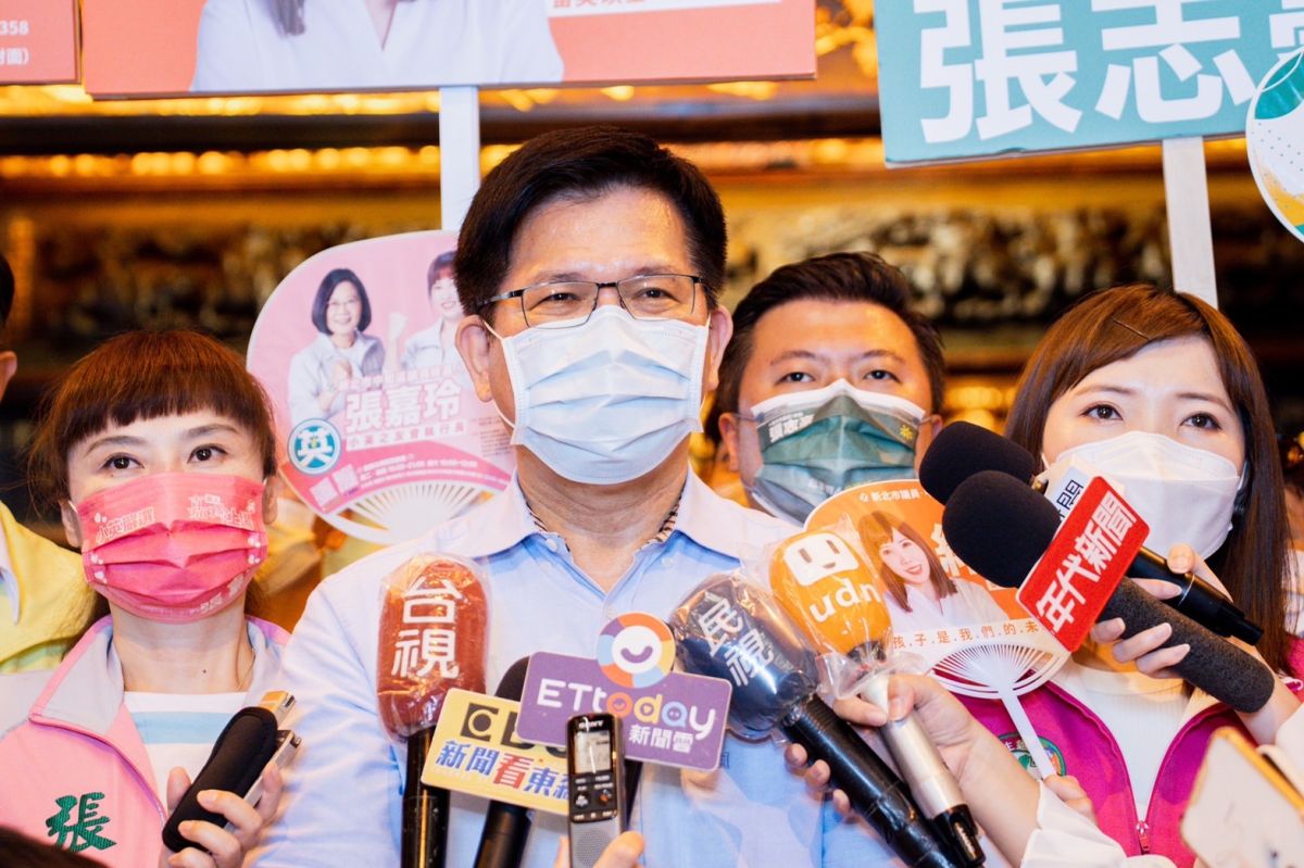 ▲林佳龍前往中和烘爐地南山福德宮參拜，受訪時表示首場辯論可以「社會住宅」為題，要侯友宜不要迴避跟潑髒水抹黑。（圖／林佳龍競選辦公室提供）