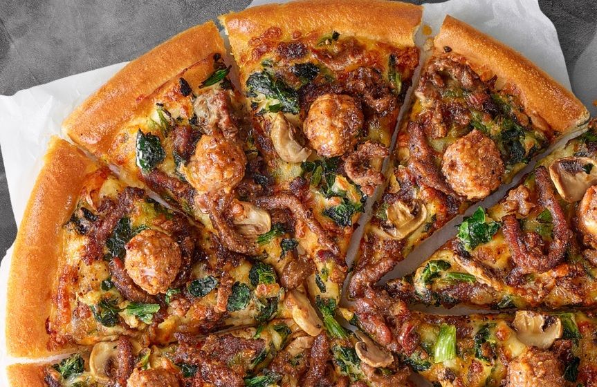 ▲必勝客「隱藏版菜單」好評回歸，將「煙燻手撕豬比薩」、「鐵板雙牛比薩」加入常態口味菜單，滿足愛吃肉肉的廣大肉食者。網友看了忍不住笑問「是正常口味耶？」（圖／必勝客提供）