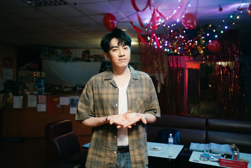 ▲李友廷在新歌《記得我》MV中飾演黑道小弟。（圖／華研國際提供）