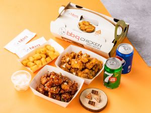 頂呱呱「比臉大雞排」僅59元!限5店開賣 呱呱包買2送1 ▲bb.q CHICKEN X 八三夭 聯名外帶外送餐,隨餐加碼贈「八三夭限量胸針」;FB留言再抽小巨蛋演唱會門票。(圖/全家國際餐飲提供)