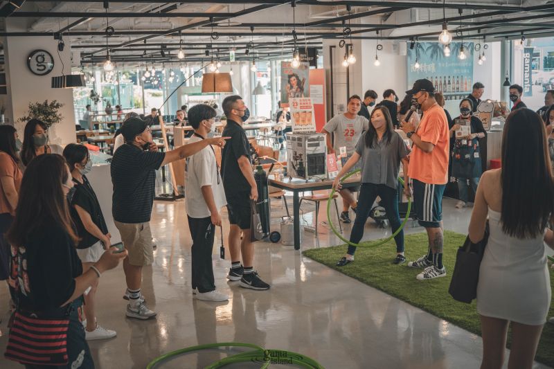 ▲「橘人happy hour」只要消費後猜拳,獲勝就能取得普橘島餐券50元,另外還有橘人推杯賽、橘啦圈搖起來、橘人乒乓賽等比賽活動,只要達成目標就能獲得精釀啤酒一瓶。(圖/橘子集團)