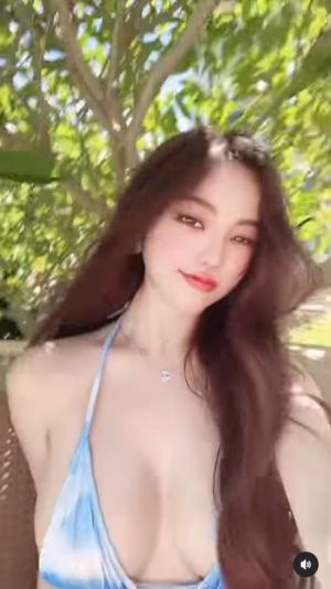 ▲▼黃琳穿比基尼自拍,一個躺下的動作讓網友不停重複播放。(圖/黃琳IG) ▲▼黃琳穿比基尼自拍,一個躺下的動作讓網友不停重複播放。(圖/黃琳IG)
