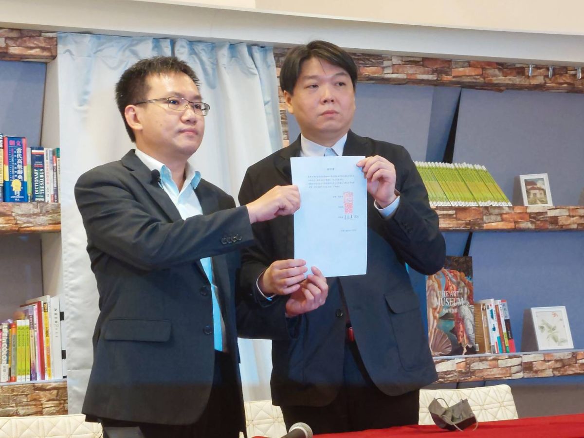 ▲余正煌委任律師張祐齊、吳俊達。（圖／民眾提供，2022.08.09）