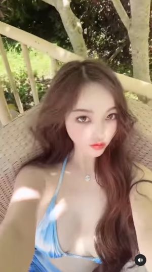 ▲▼黃琳穿比基尼自拍,一個躺下的動作讓網友不停重複播放。(圖/黃琳IG) ▲▼黃琳穿比基尼自拍,一個躺下的動作讓網友不停重複播放。(圖/黃琳IG)